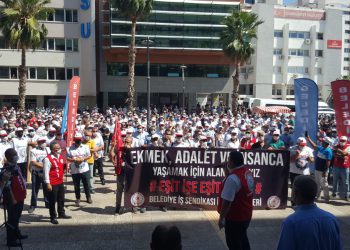 İzmir Büyükşehir Belediyesi Önünde Uyarı Eylemi