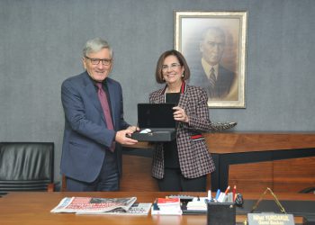 26. Dönem Eskişehir Milletvekili Prof. Dr. Gaye Usluer, Genel Başkanımız Nihat Yurdakul’a nezaket ziyaretinde bulunarak, Genel Kurulumuz dolayısıyla tebriklerini iletti.
